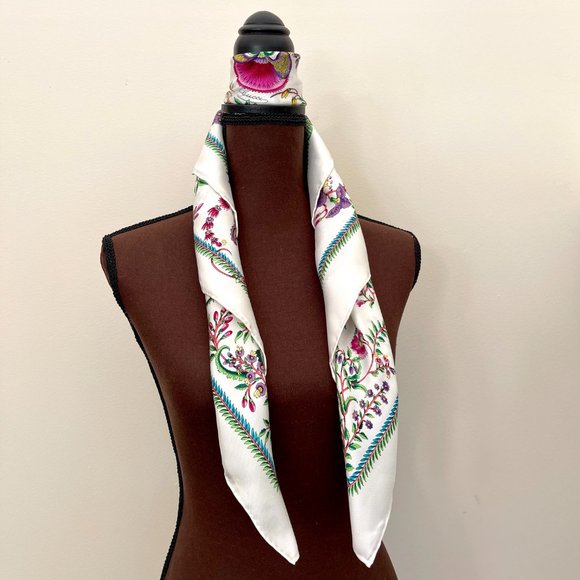 Gucci Scarf Iconic Floral Print Multicolor White Silk Wrap Gucci Gift Box